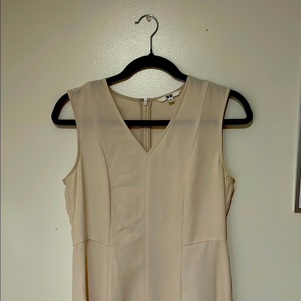 Sleeveless off white dress